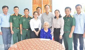 Ban Chỉ huy Phòng thủ khu vực 5 - An Biên thăm Mẹ Việt Nam Anh hùng
