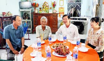 Lãnh đạo tỉnh An Giang thăm gia đình có công tại Thới Sơn, Chi Lăng