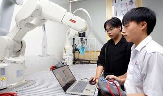 Việt Nam cần "tự chủ mở" để nâng vị thế trong kỷ nguyên AI