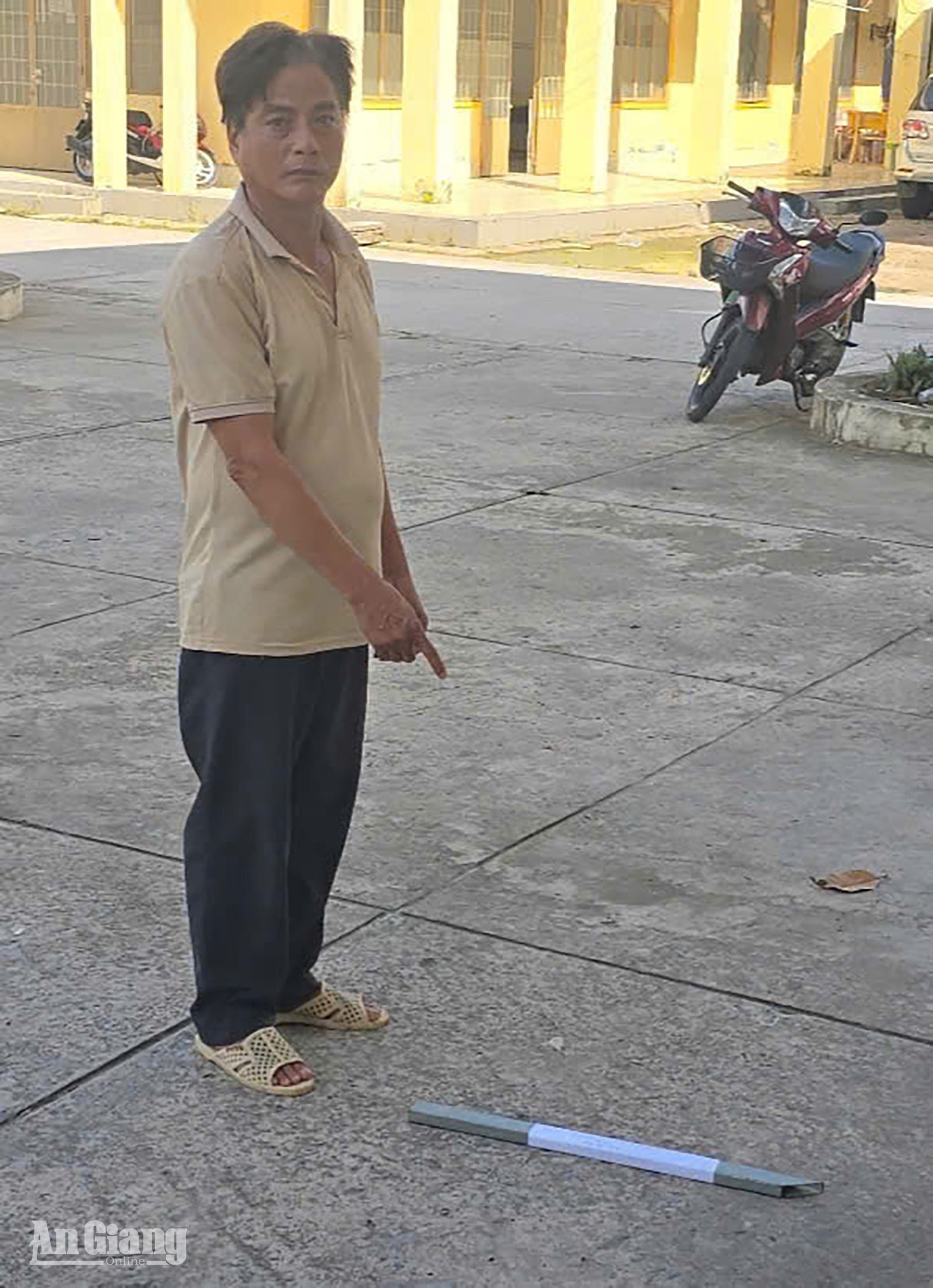 Tạm giữ hai cha con để điều tra hành vi giết người
