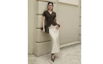 Cách mặc chân váy dài mùa thu đẹp xao xuyến