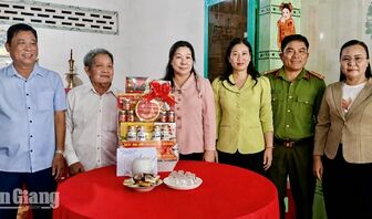 Phó Chủ tịch Thường trực HĐND tỉnh An Giang thăm, tặng quà người có công tiêu biểu