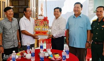 Phó Chủ tịch UBND tỉnh An Giang Ngô Công Thức thăm gia đình người có công tại xã Tân Thạnh và Đông Hưng