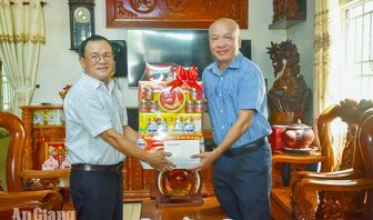 Thăm, tặng quà người có công tại hai phường Châu Đốc và Vĩnh Tế