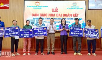 Xã Tân Hội bàn giao 7 căn nhà đại đoàn kết