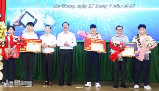 An Giang thưởng hơn 1,2 tỷ đồng cho học sinh, giáo viên đạt thành tích quốc gia, quốc tế