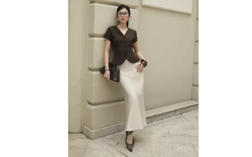 Cách mặc chân váy dài mùa thu đẹp xao xuyến