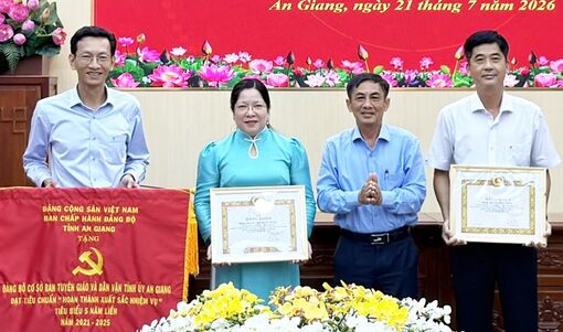 Đảng bộ Ban Tuyên giáo và Dân vận Tỉnh ủy An Giang nhận Cờ thi đua của Ban Thường vụ Tỉnh ủy