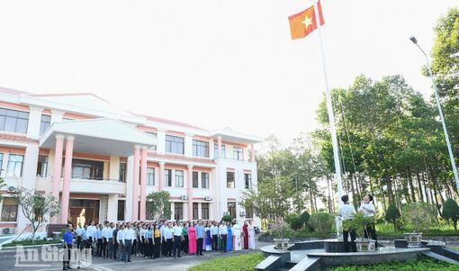 Kiên Lương đưa lời Bác dạy vào buổi chào cờ đầu tháng