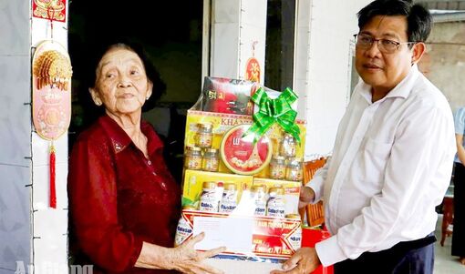 Phó Chủ tịch UBND tỉnh An Giang thăm, tặng quà thương binh tại Tịnh Biên