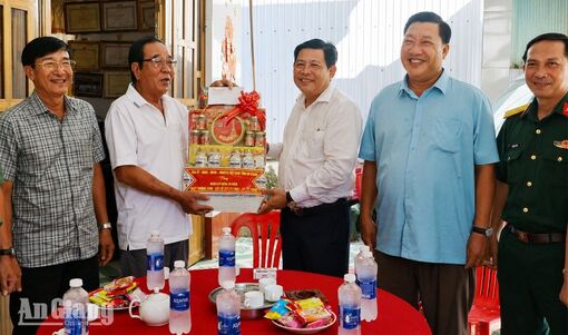 Phó Chủ tịch UBND tỉnh An Giang Ngô Công Thức thăm gia đình người có công tại xã Tân Thạnh và Đông Hưng