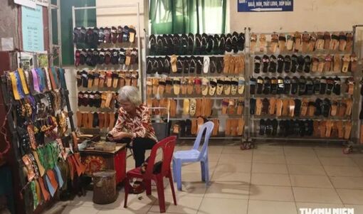Sạp guốc mộc cuối cùng ở chợ Biên Hòa: Người phụ nữ hơn 50 năm bám nghề