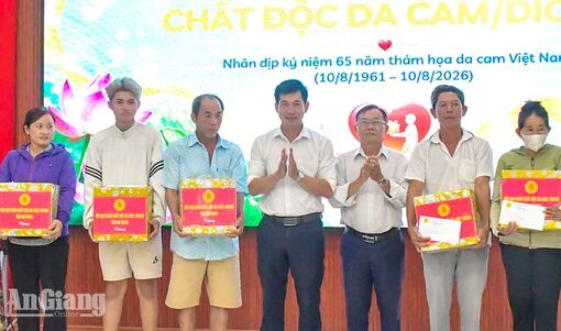 Vĩnh Thuận trao quà cho nạn nhân chất độc da cam