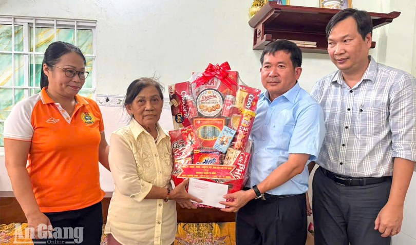 Phó Bí thư Tỉnh ủy An Giang Đinh Văn Nơi tri ân người có công tại Phú Quốc