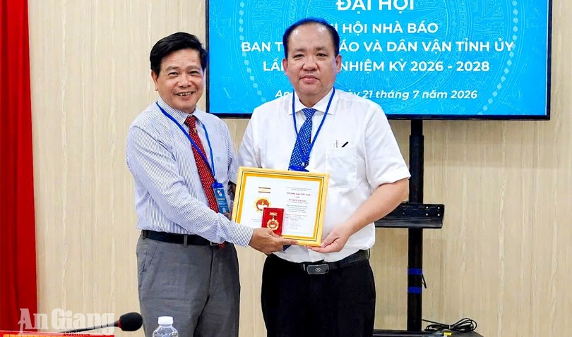 Phó Chủ tịch Thường trực UBND tỉnh An Giang Nguyễn Thanh Phong nhận Kỷ niệm chương Vì sự nghiệp báo chí Việt Nam