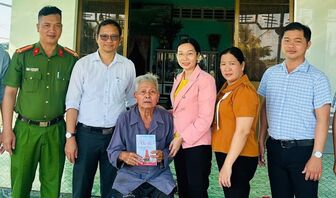 Vân Khánh dành hơn 268 triệu đồng tri ân người có công