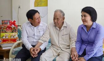 Ủy viên Ban Thường vụ Tỉnh ủy An Giang Mai Hoàng Khởi thăm gia đình chính sách
