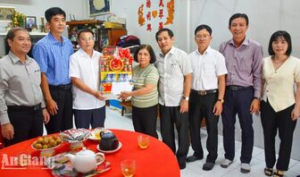 Thăm, tặng quà người thờ phụng liệt sĩ tại Châu Đốc