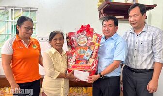 Phó Bí thư Tỉnh ủy An Giang Đinh Văn Nơi tri ân người có công tại Phú Quốc