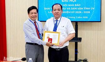 Phó Chủ tịch Thường trực UBND tỉnh An Giang Nguyễn Thanh Phong nhận Kỷ niệm chương Vì sự nghiệp báo chí Việt Nam