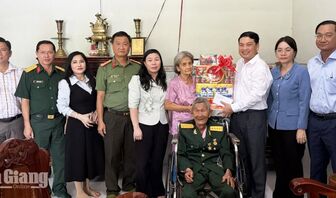 Phó Chủ tịch UBND tỉnh An Giang Lê Trung Hồ thăm gia đình người có công tiêu biểu hai xã Vĩnh Gia và Ô Lâm