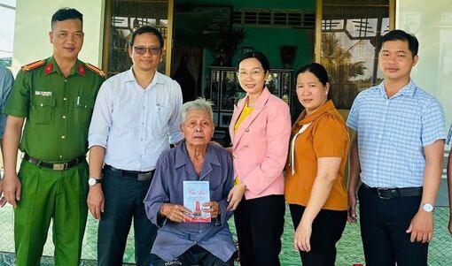 Vân Khánh dành hơn 268 triệu đồng tri ân người có công