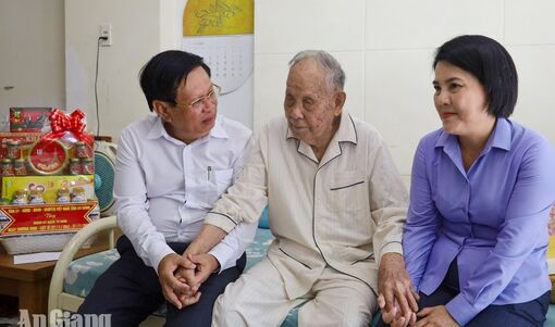 Ủy viên Ban Thường vụ Tỉnh ủy An Giang Mai Hoàng Khởi thăm gia đình chính sách