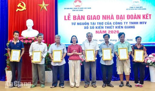 Trao 7 căn nhà đại đoàn kết cho hộ khó khăn ở Châu Đốc