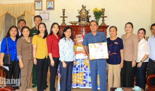 Phó Chủ tịch HĐND tỉnh An Giang Đinh Thị Việt Huỳnh thăm người có công tiêu biểu