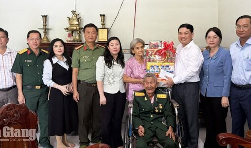 Phó Chủ tịch UBND tỉnh An Giang Lê Trung Hồ thăm gia đình người có công tiêu biểu hai xã Vĩnh Gia và Ô Lâm