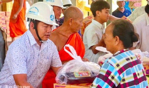 Trao 250 suất quà cho hộ nghèo, cận nghèo ở xã Hòn Đất