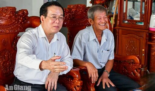 Trưởng Ban Tổ chức Tỉnh ủy An Giang Phạm Hoàng Nam thăm gia đình chính sách hai xã Đông Thái, An Biên