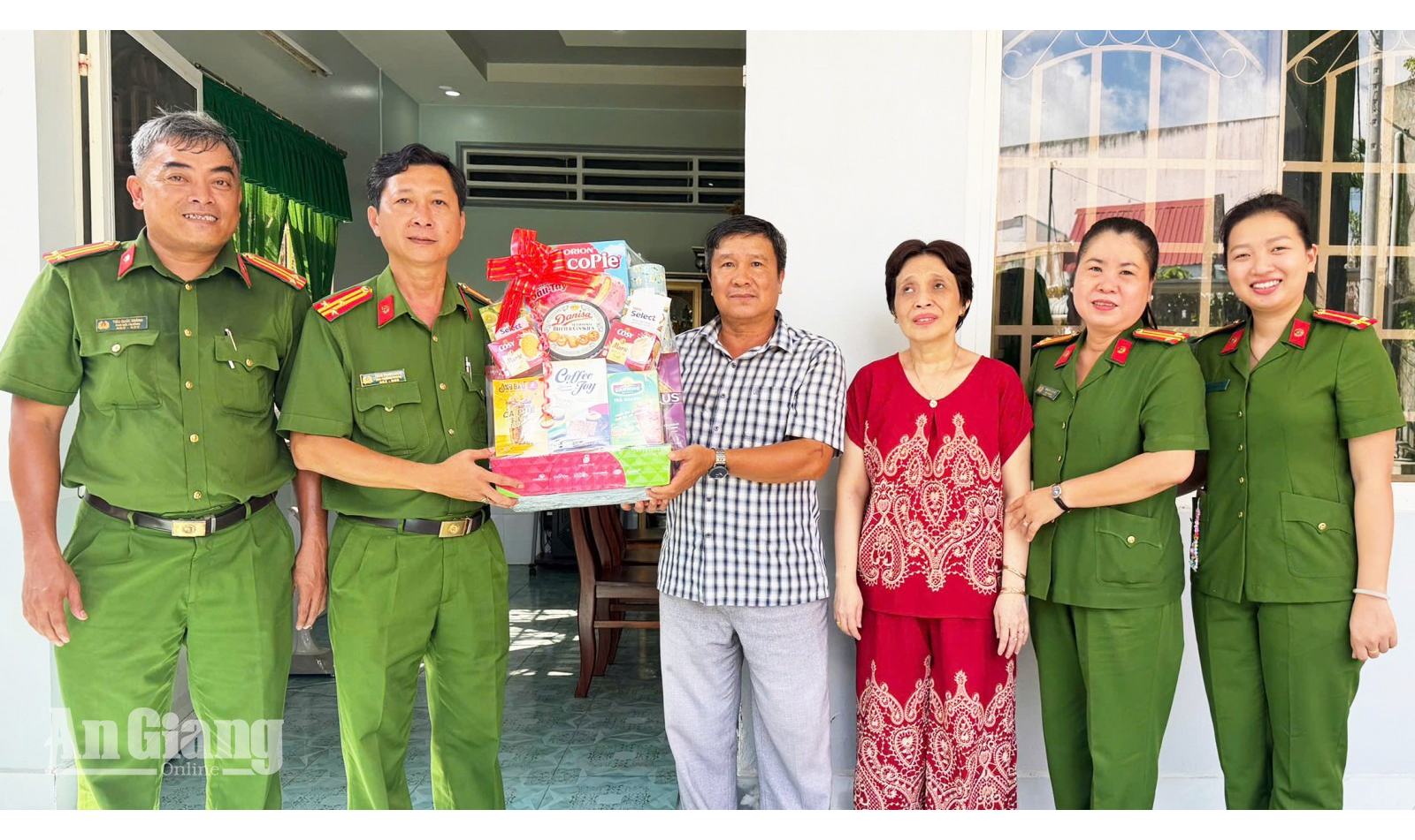 Trao 92 phần quà tri ân gia đình chính sách, người có công