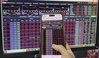 Có nhịp bật hồi nhẹ nhưng áp lực bán chưa giảm, VN-Index lùi về mốc 1.660 điểm