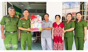 Trao 92 phần quà tri ân gia đình chính sách, người có công