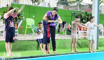 Sôi nổi lớp học bơi miễn phí cho thiếu nhi dịp hè