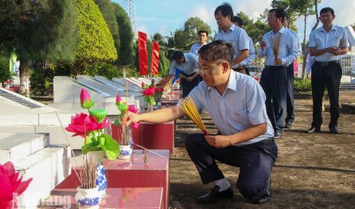 VNPT An Giang tri ân 38 liệt sĩ ngành Bưu điện đường dây T70