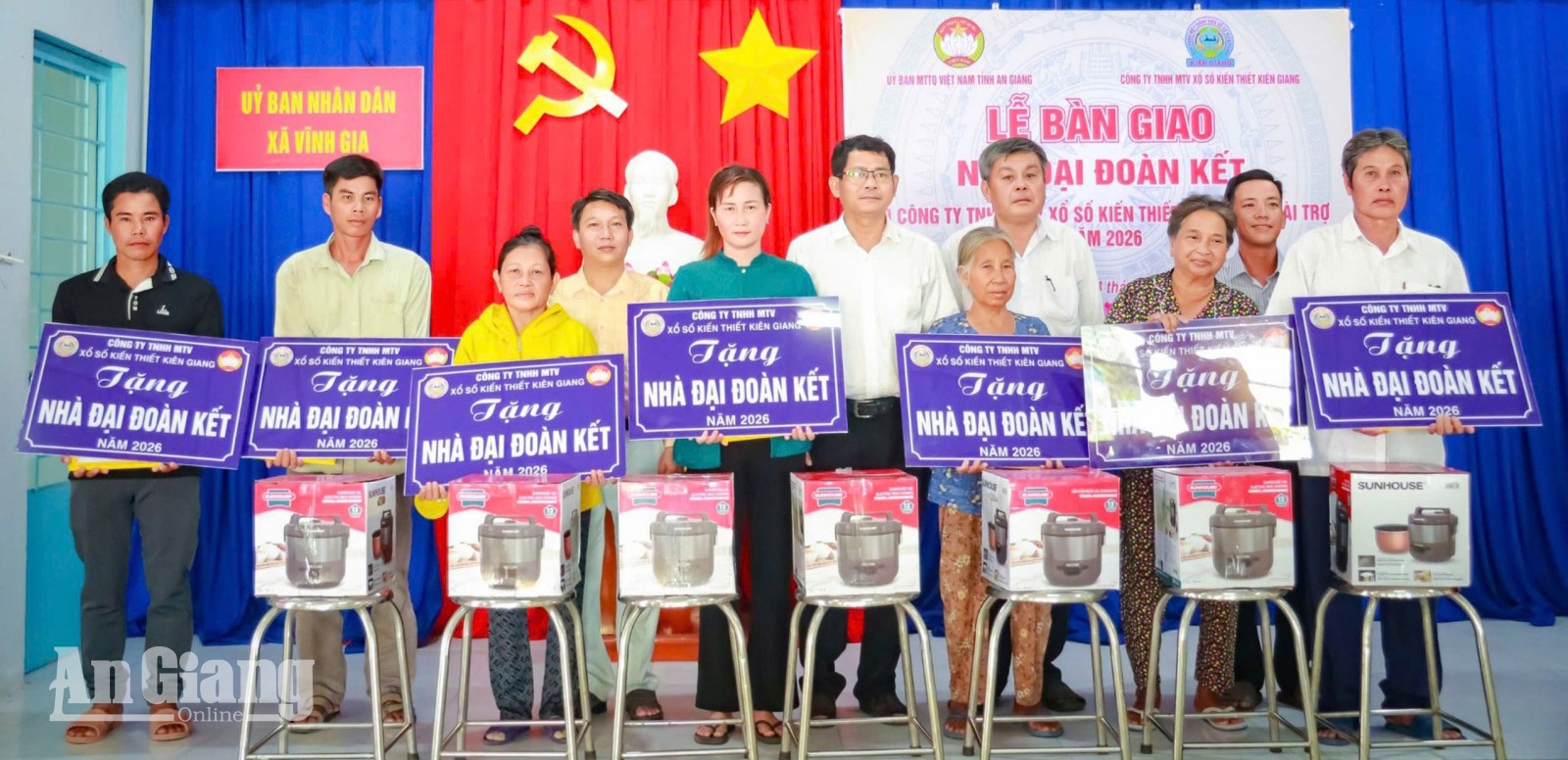 Trao nhà đại đoàn kết cho 7 hộ khó khăn ở Vĩnh Gia