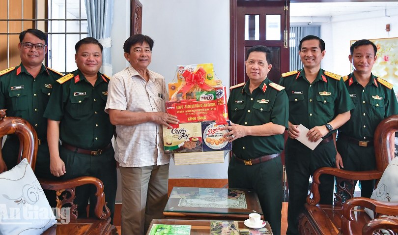 Thiếu tướng Nguyễn Văn Hùng thăm, tặng quà các gia đình chính sách phường Rạch Giá