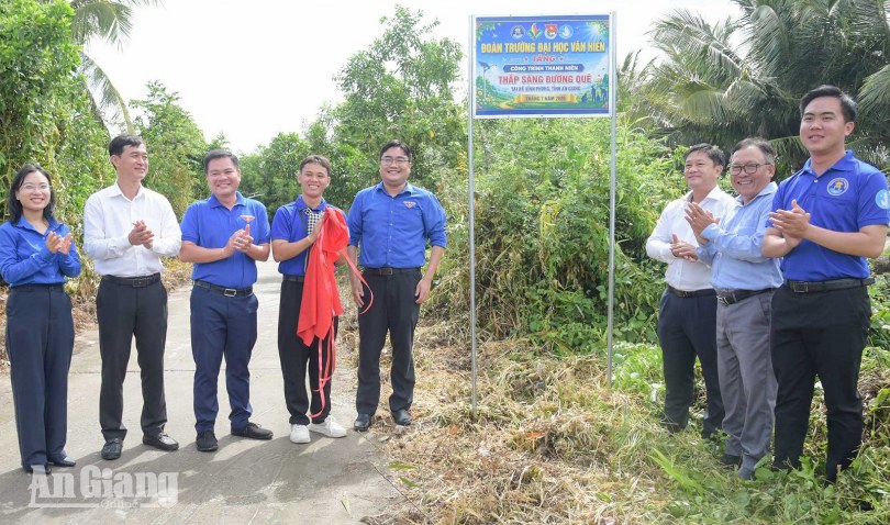 Vĩnh Phong đưa vào sử dụng tuyến đèn năng lượng mặt trời phục vụ người dân