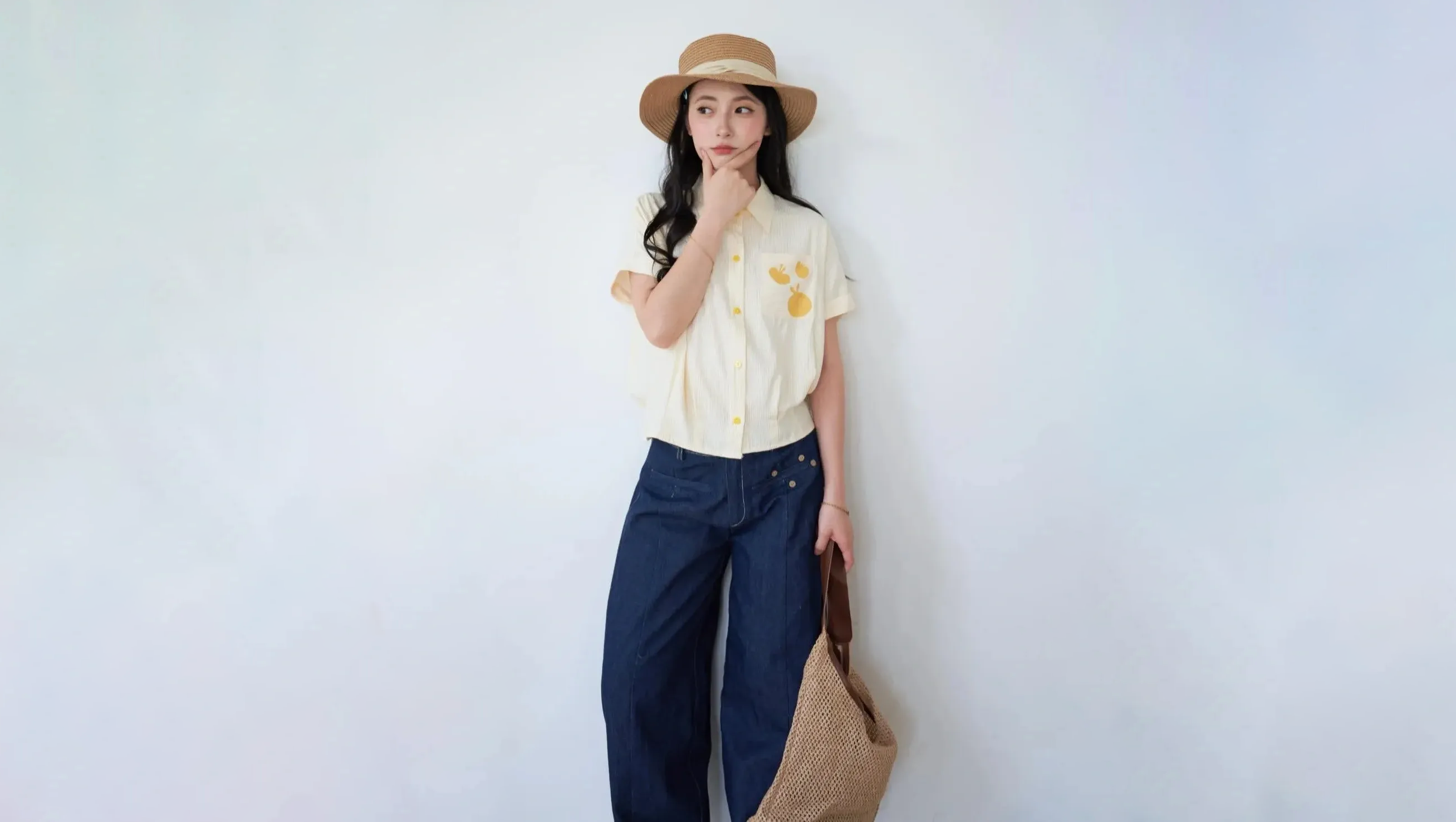 Phối đồ tối giản với áo sơ mi, áo blouse và quần jeans xanh