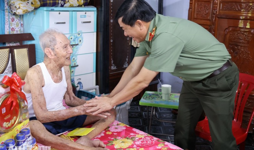 Thiếu tướng Nguyễn Văn Hận thăm gia đình chính sách tại phường Hà Tiên, Tô Châu