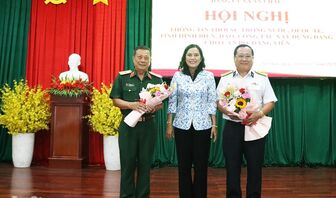 Thiếu tướng Lê Hoàng Phúc truyền lửa truyền thống cho cán bộ, đảng viên An Châu