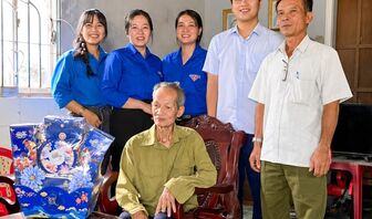 Xã Đông Hòa thăm hỏi 104 người có công dịp 27/7