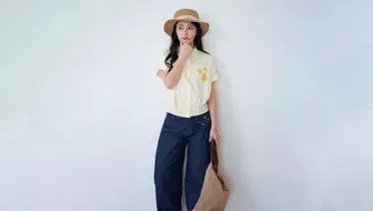 Phối đồ tối giản với áo sơ mi, áo blouse và quần jeans xanh