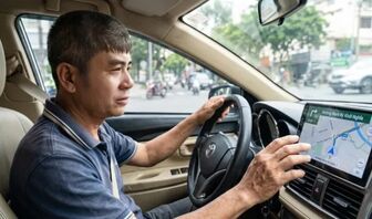 Tài xế lớn tuổi nên chọn ứng dụng Waze hay Google Maps?