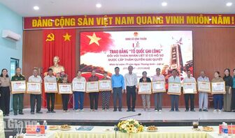 Xã Vĩnh Thuận trao 19 Bằng Tổ quốc ghi công cho thân nhân liệt sĩ