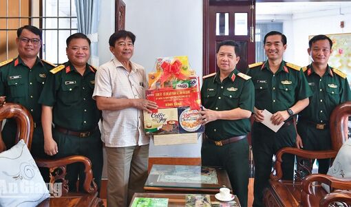 Thiếu tướng Nguyễn Văn Hùng thăm, tặng quà các gia đình chính sách phường Rạch Giá