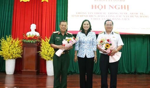 Thiếu tướng Lê Hoàng Phúc truyền lửa truyền thống cho cán bộ, đảng viên An Châu