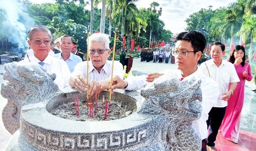 Dâng hương tri ân các anh hùng liệt sĩ tại Tri Tôn
